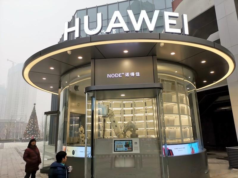 我认为不会，实体店绝不会退场，逛街摸货、美食探店都是网购替代不了的。线上线下互补