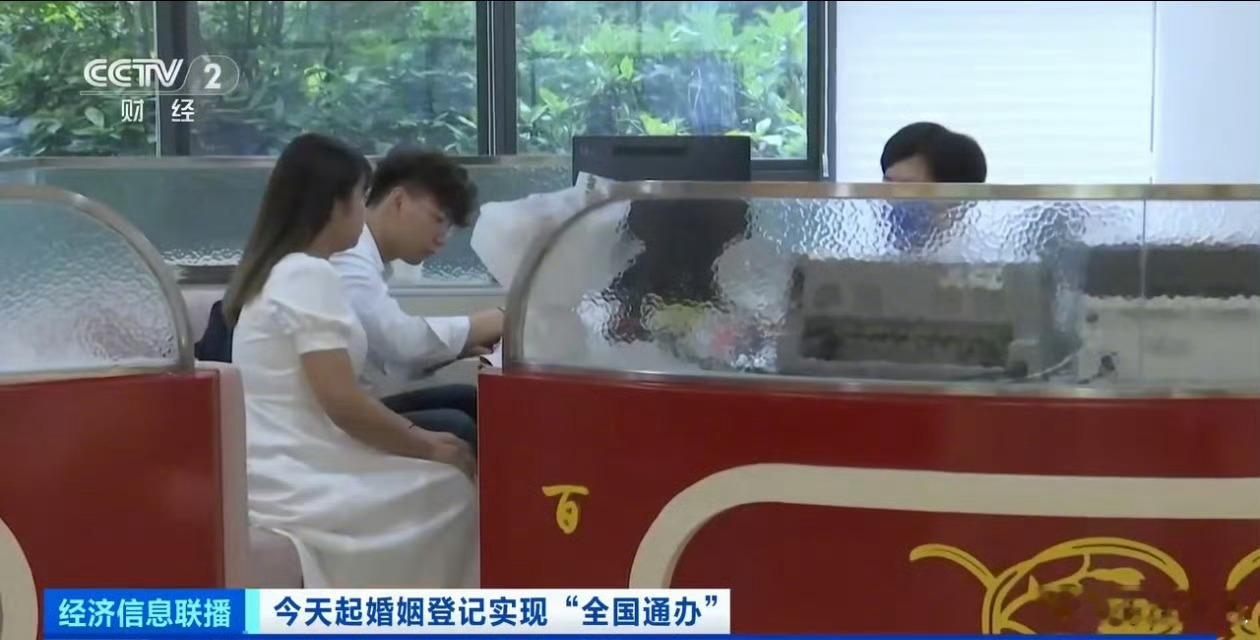 多地结婚登记预约火爆结婚登记程序简化是便民的。不过结婚是人生大事，结婚成本也不只