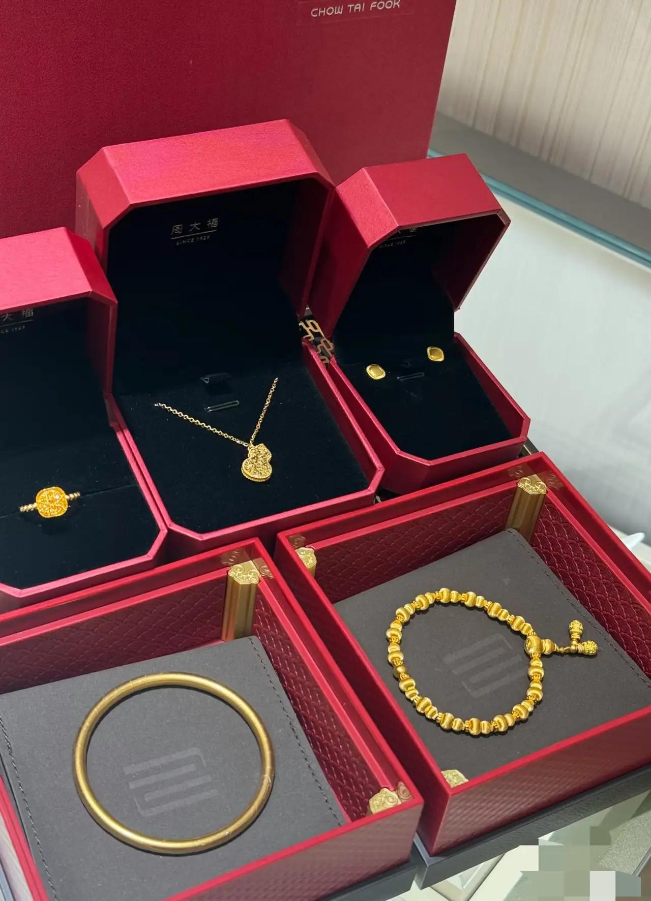 同事终于把婚退了！
同事和她未婚夫在一起四年时间了，国庆节icon的时候订婚了，