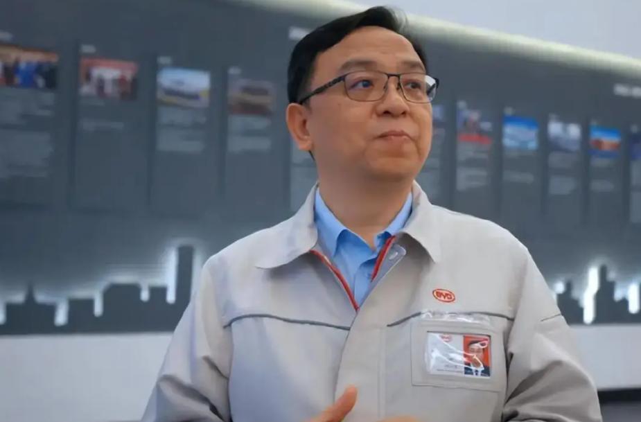 王传福说过，一旦比亚迪撞了车，车窗会下降一点，车门解锁，隐藏式门把手也会立刻弹出