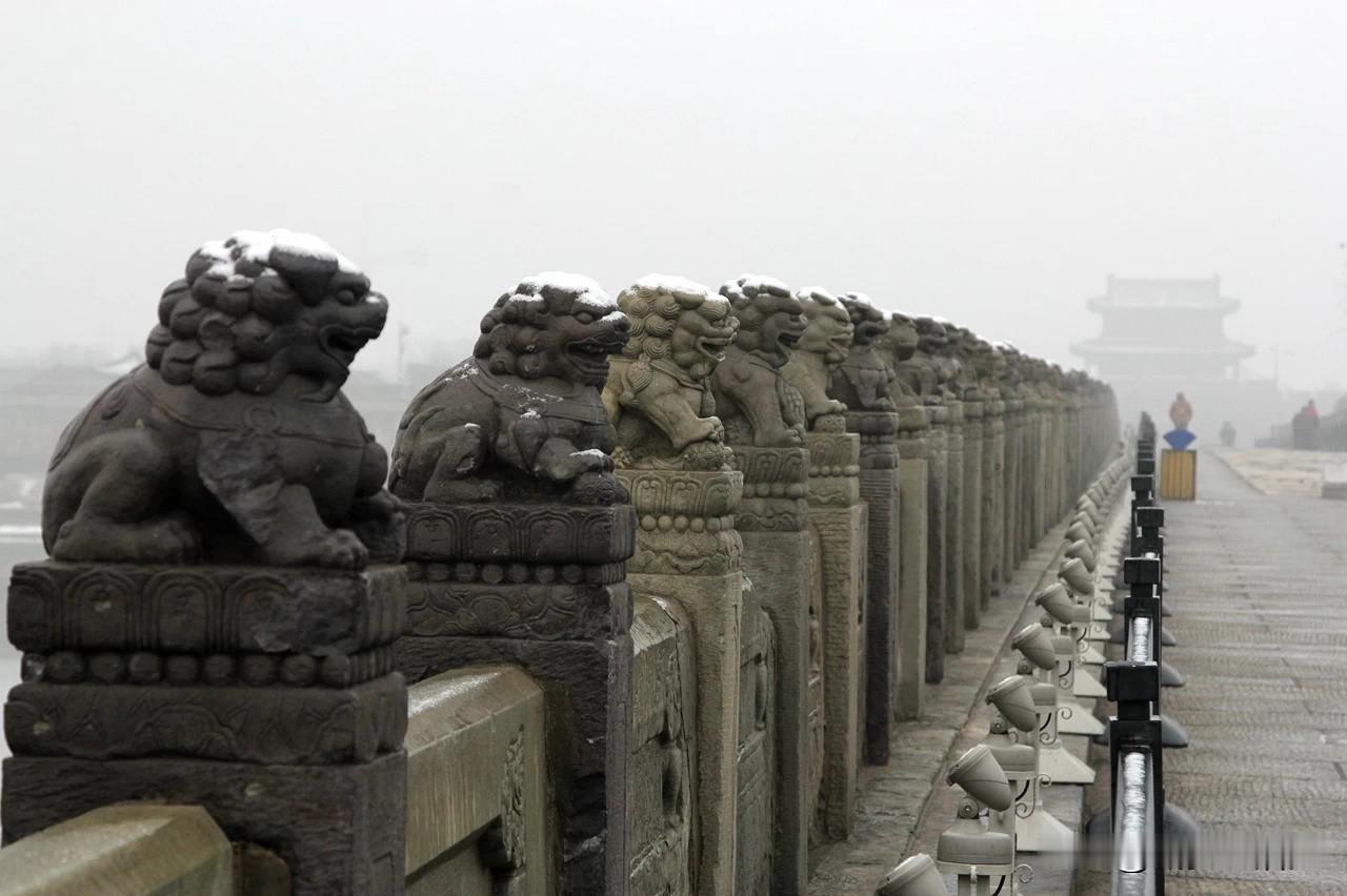 那一年在卢沟桥，看石狮盖白雪，百年青石弹孔流泪，夜宿宛平风中铁蹄回声...