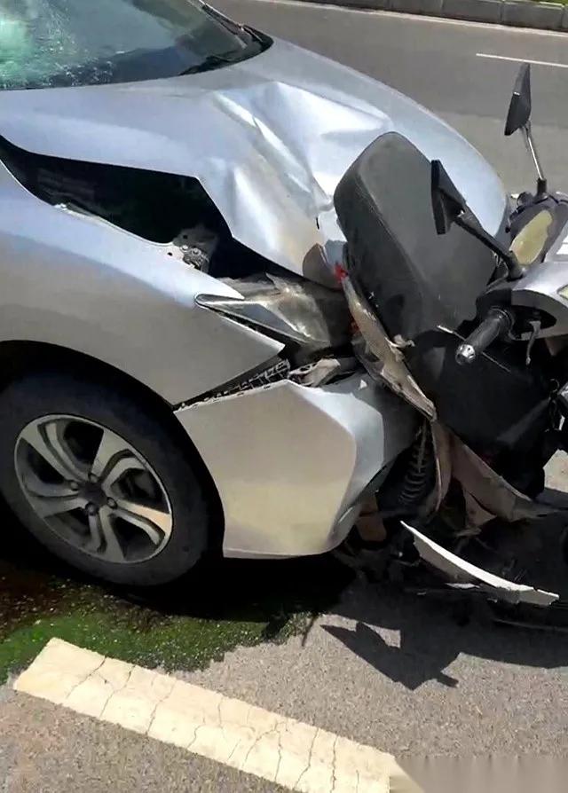 孩子三次变道，他三次变道，两次加速，就为了追上那个骑着电瓶车去上学的少年。这个画