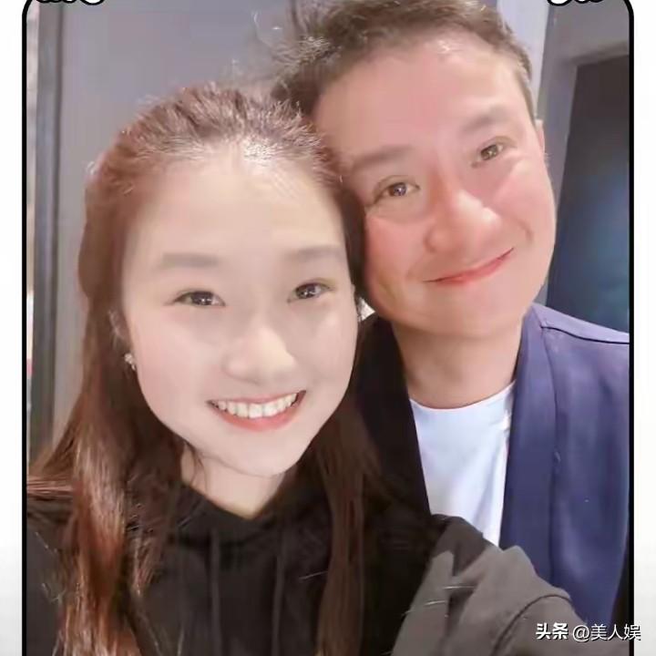 文章马伊琍这大闺女要进演艺圈，绝对完胜老爸老妈。

这孩子长得明艳大气，一脸的国