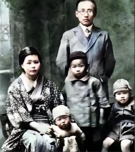 这是郭沫若和妻儿的真实合影，都看看吧，这不是演员扮演的。

郭沫若一生有过三任妻