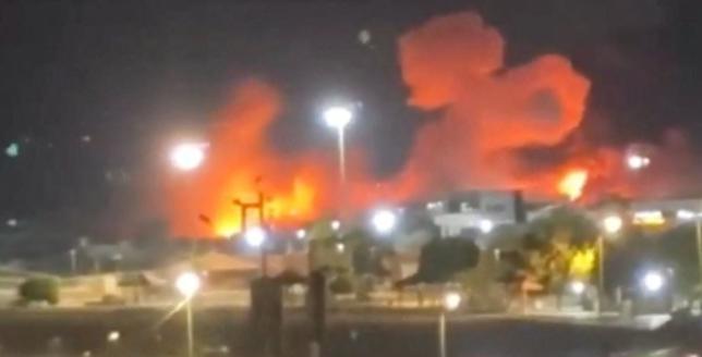 美军7个小时炸弹雨暴打伊朗，伊朗石油城爆发两次大爆炸！美军战机沿着伊朗海岸线，一