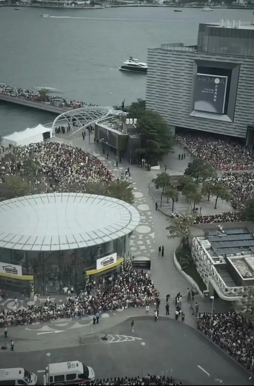 肖战香港人气 我看着我都热晕了香港工作日，大太阳下，艺人晚上才来的下午就已经这样