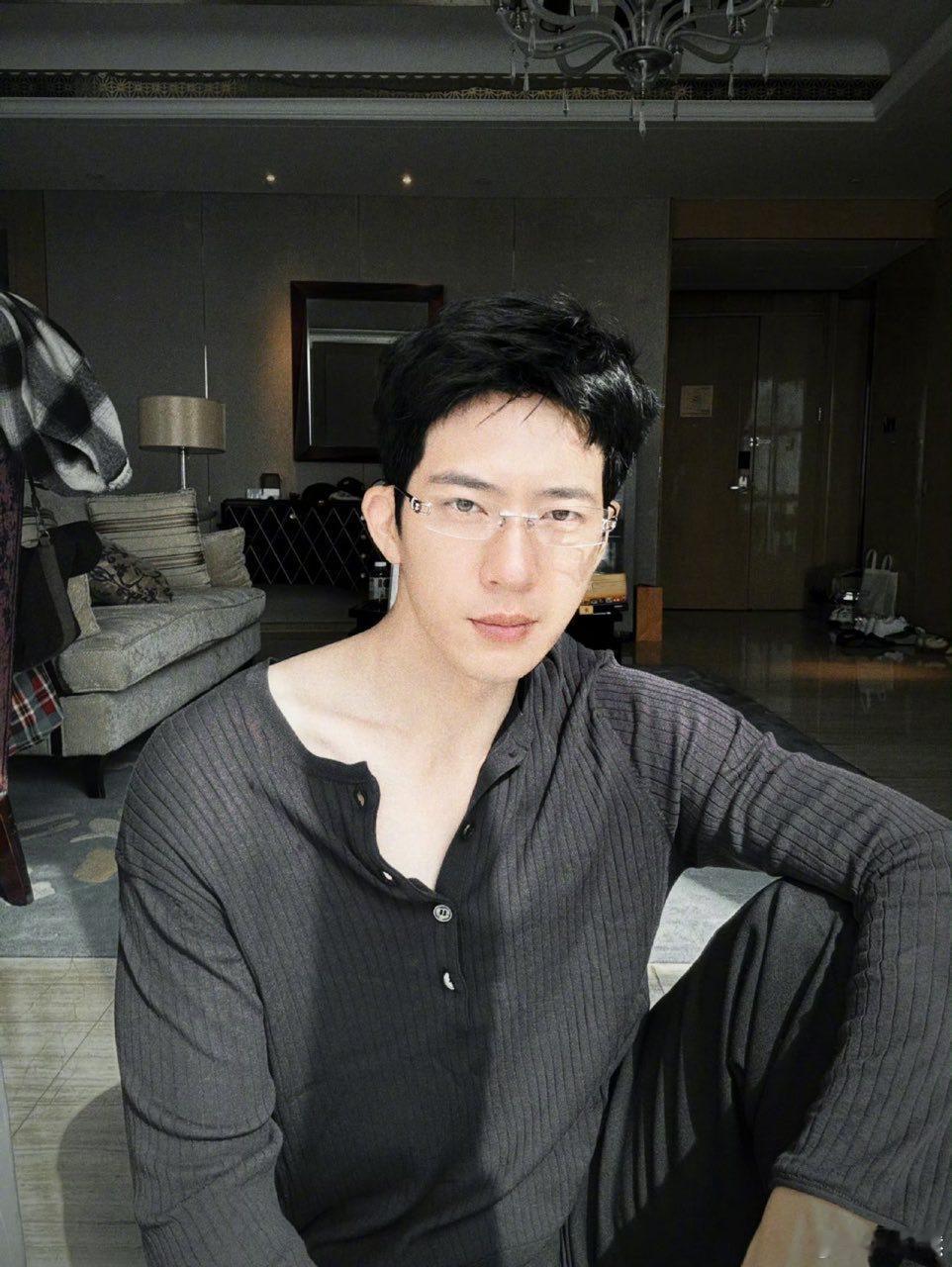 井柏然告别江寒声井柏然钢铁森林收官发文 钢铁森林收官，会记得小江教授的 