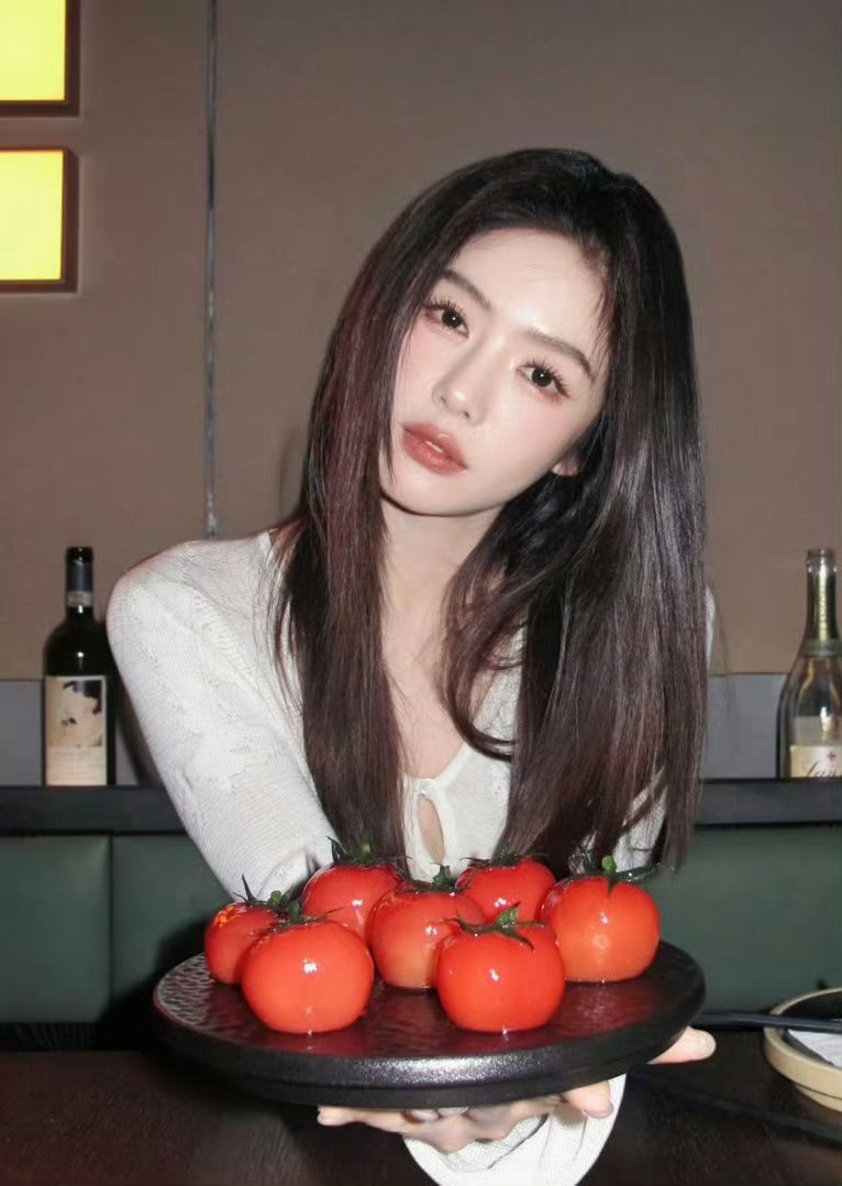 真的被蔡文静这个肌肉线条惊艳到！手臂紧致有力，打戏行云流水超有范儿，挥 斧 破链