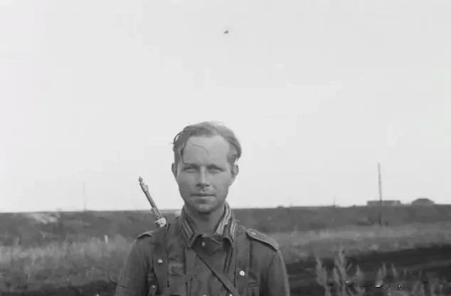 1943年，第167步兵师士兵弗朗茨·格拉瑟在库尔斯克地区一条乡村公路附近手持步