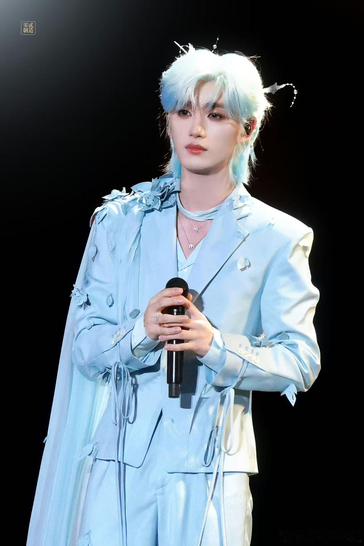 丁程鑫这才叫惊鸿一瞥 蓝发如深海淬霜，眉眼似寒星缀夜。丁程鑫这套装造自带矜贵疏离
