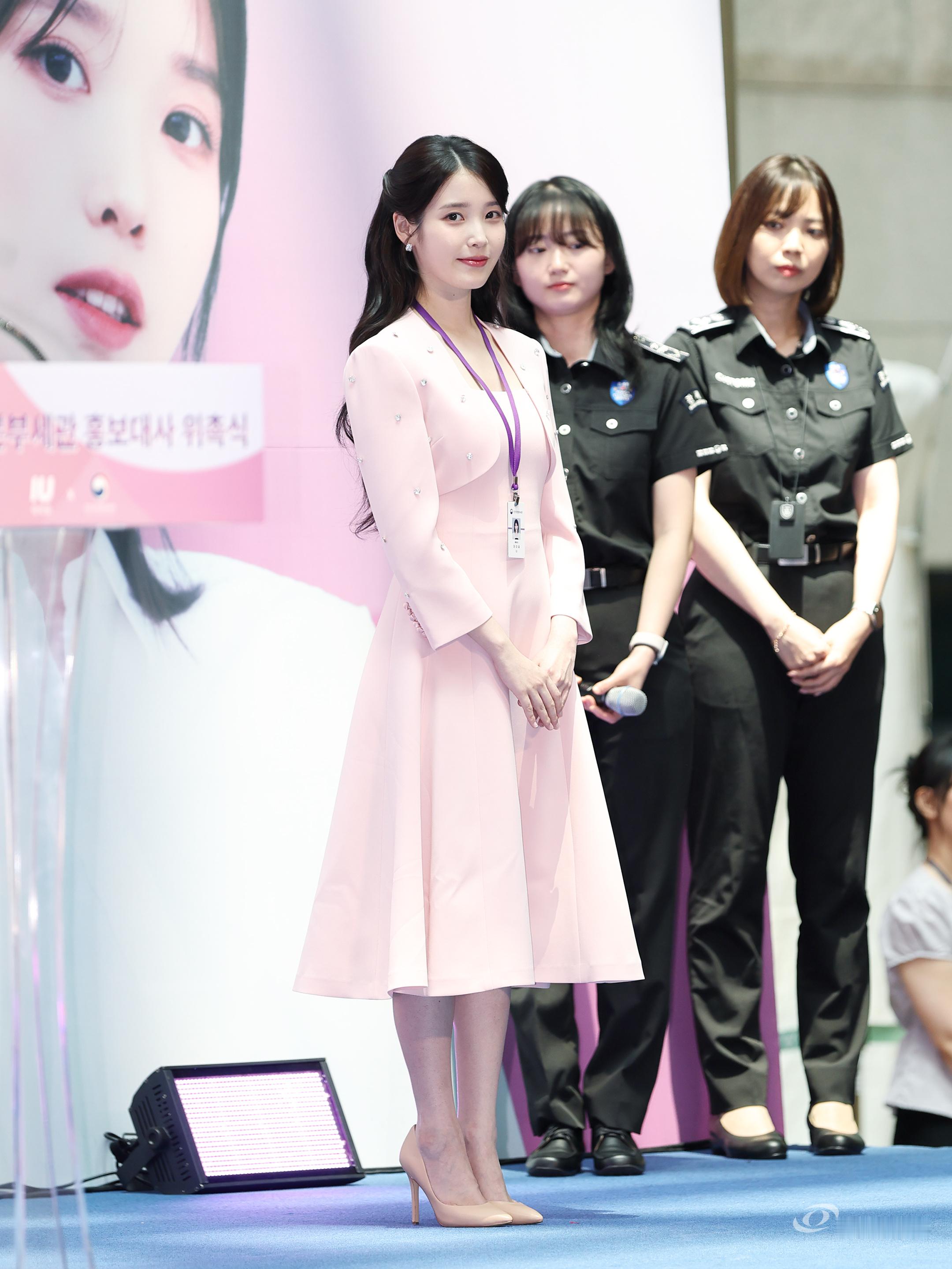 IU[超话]  🐥IU青龙视后 250725 IU 仁川机场海关宣传大使委任仪