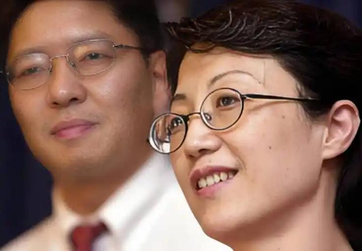 她借着回家探亲的借口，将机密资料拷进U盘带到台湾，伸手去护那盒稻香村点心的瞬间，