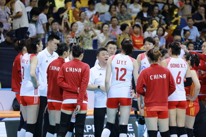 #中国女排奥运资格赛开门红#，中国女排3-0击败乌克兰女排，首战告捷！今晚19: