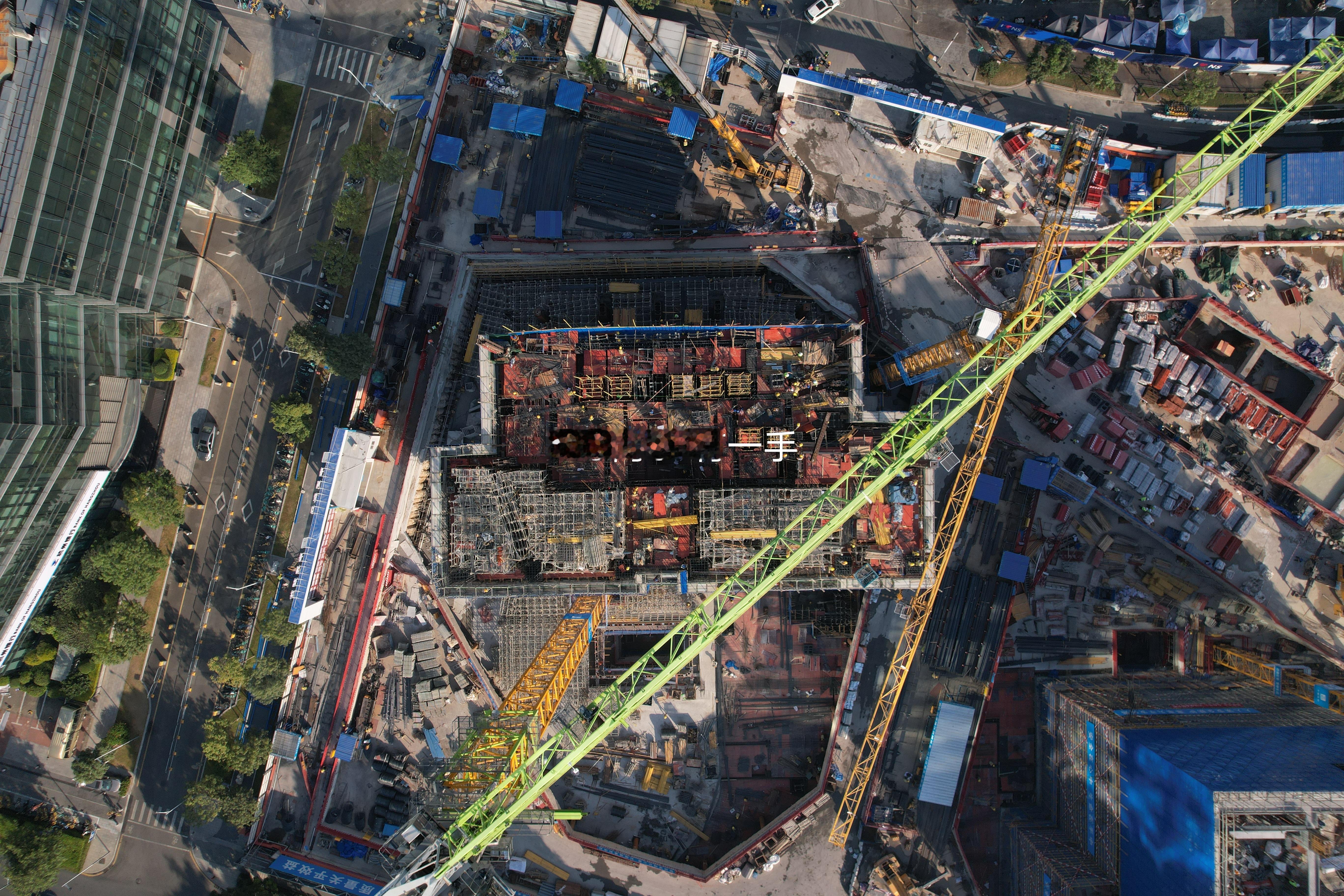 听说澐玺明天就要拿证了，目前的进度，1-1栋5楼还没到，1-2栋的295还没出现