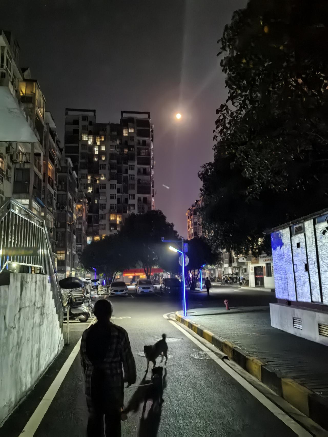 晒图笔记大赛 家人们，我必须来参加这个晒图笔记大赛，给你们分享花湖的绝美夜景！