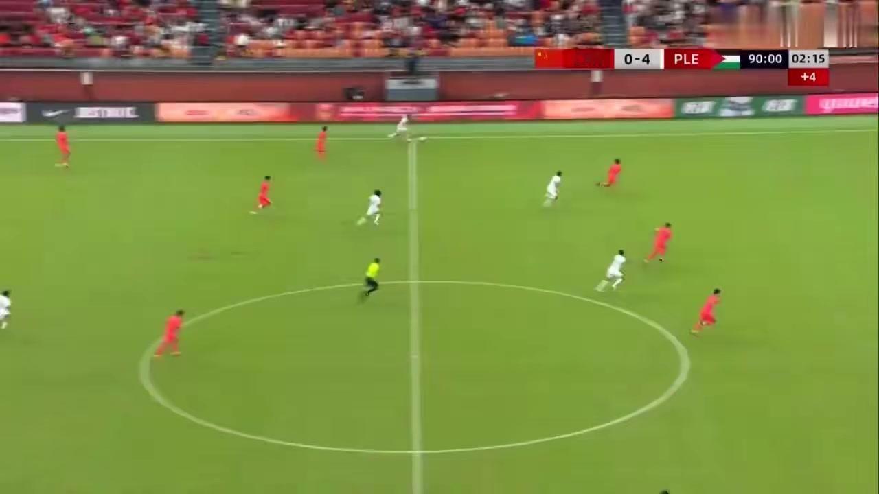国足0-5巴勒斯坦！慢镜还原颜骏凌连续离谱失误送大礼，对手笑翻