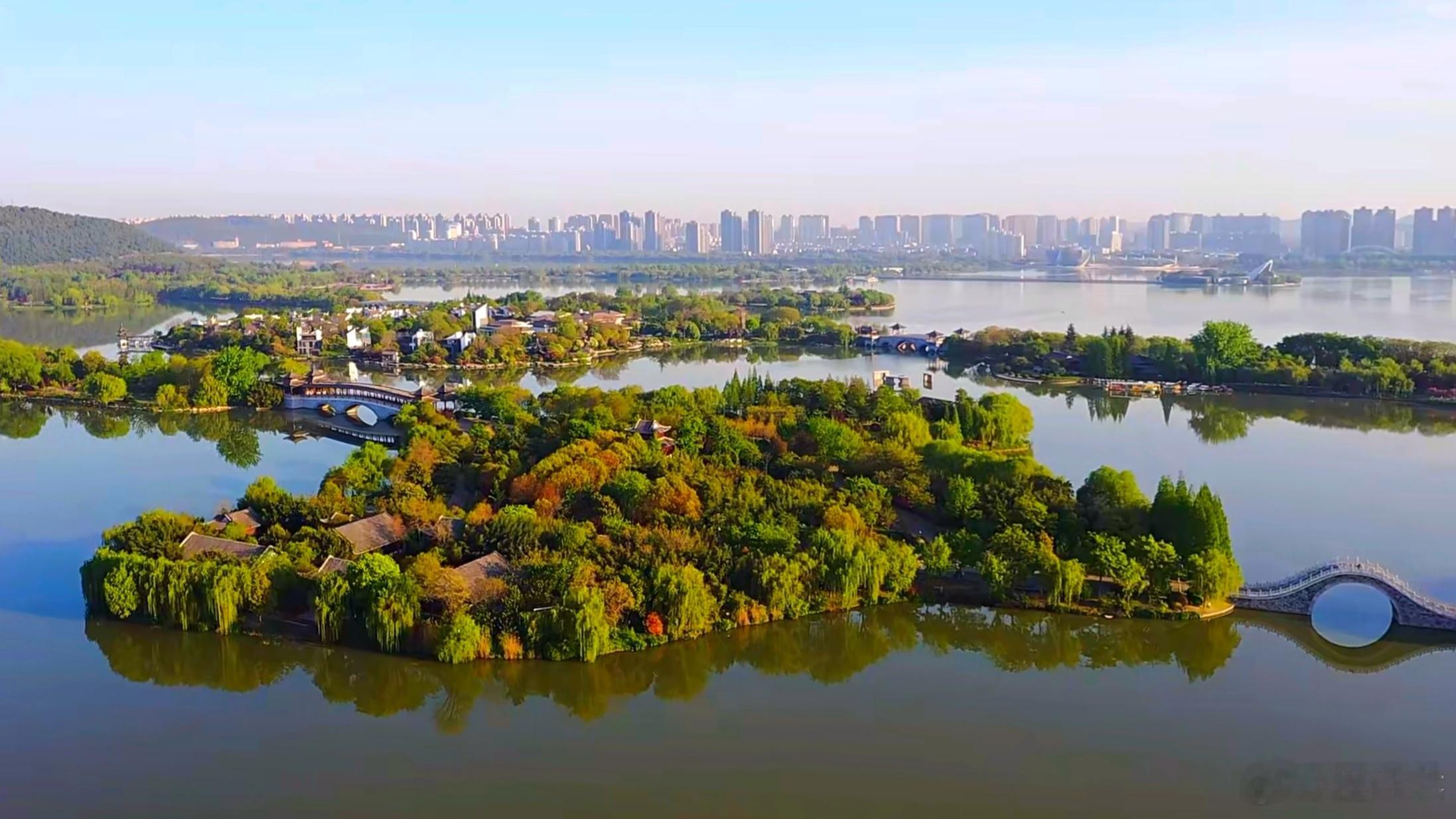 徐州，这座历史悠久的城市，以其“彭祖故国、刘邦故里、项羽故都”的荣耀身份，绘就了
