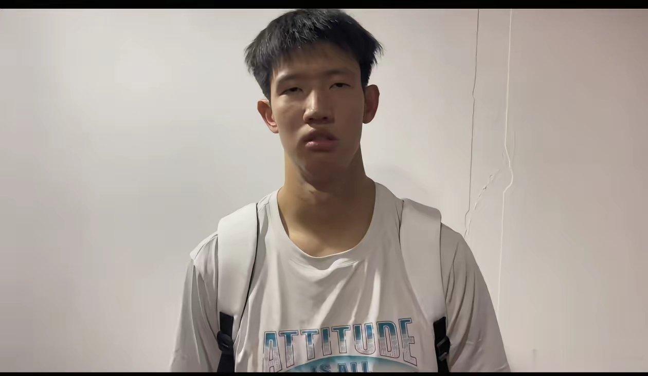 稳！广东男篮四年B类长约锁死锋线未来巨星黄明依！2米08天赋锋线稳稳留在宏远，静