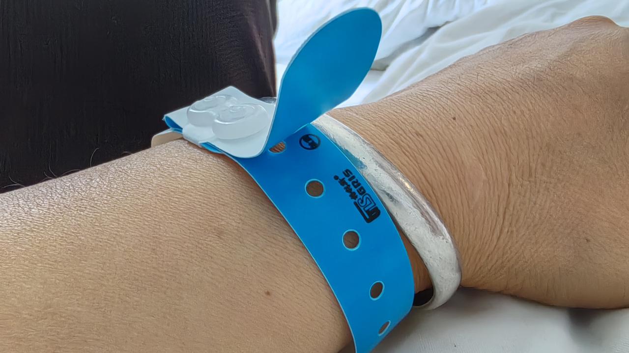 比黄金还贵的手镯，二十一天带一次，来医院比逛菜市场还勤，花钱像流水一样，出了钱不