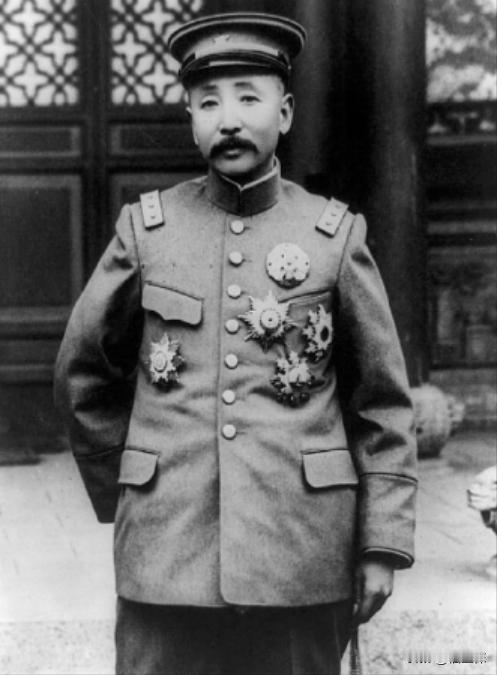 1891年，16岁的张作霖落难乞讨，孙寡妇看中了他，解开衣扣，掏出一块腰牌给他“