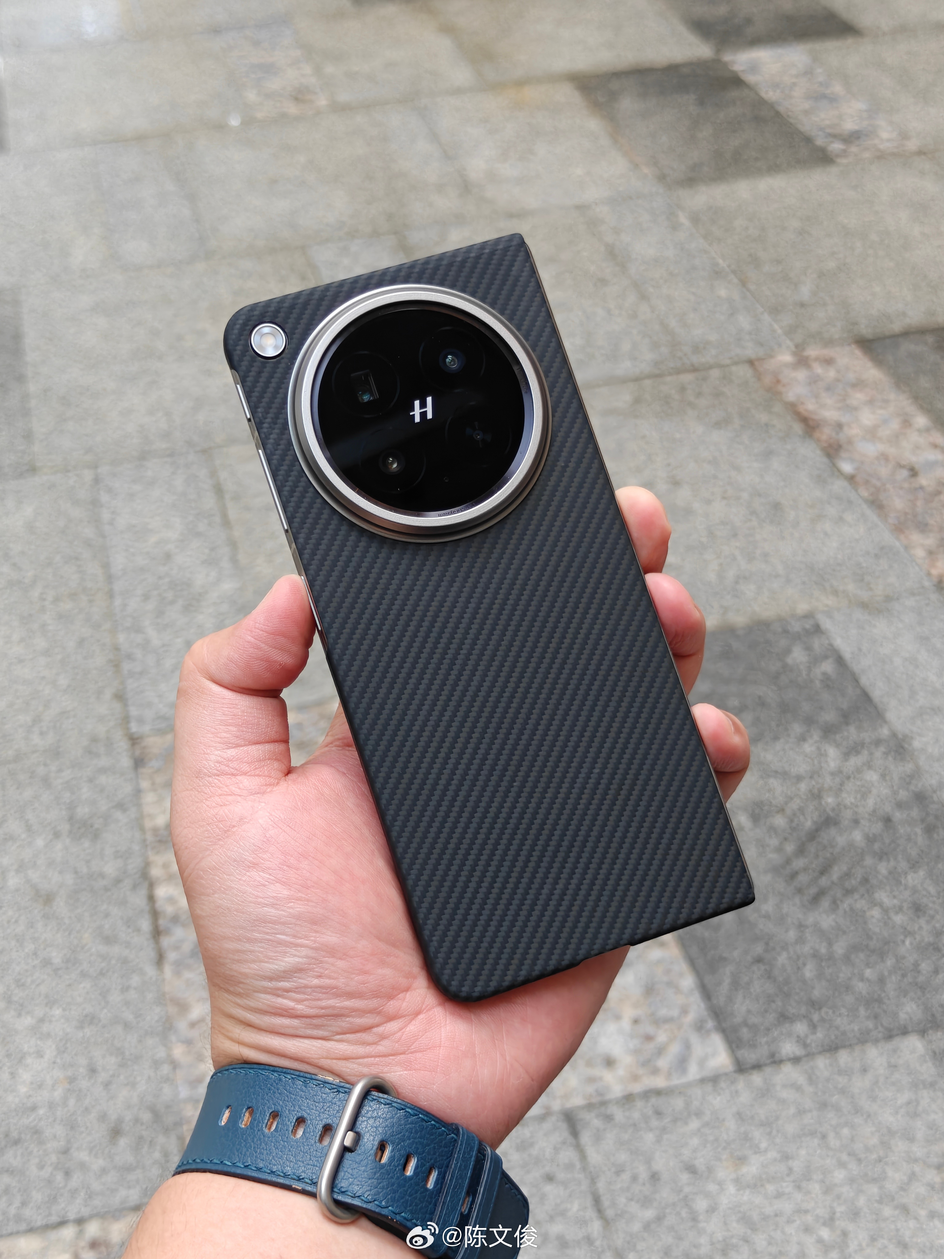 Find N6 首发礼盒的这个芳纶纤维后盖，怎么说呢，东西是好东西，就是有个小遗