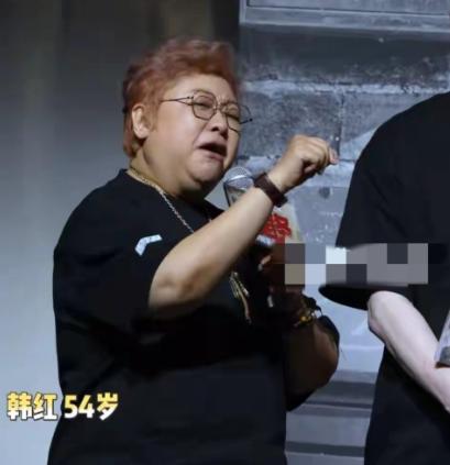 刷到韩红打算退出公益行业的消息，我心里挺不是滋味的。
说起来这事的由头真的挺憋屈