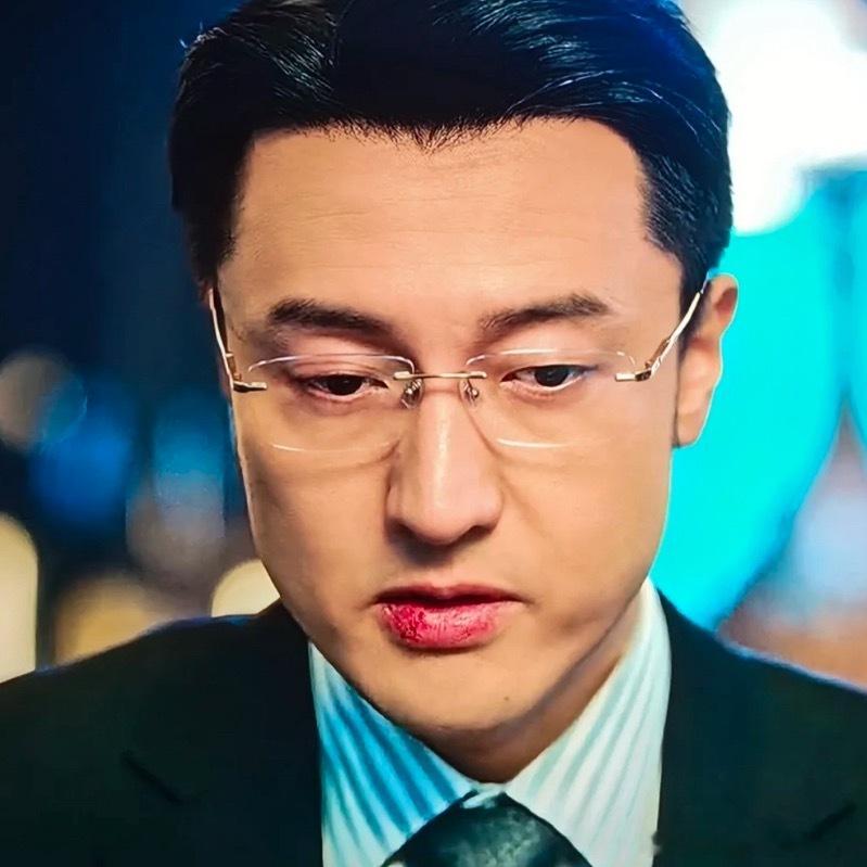 谁能告诉我他的嘴唇为什么这样子？ 