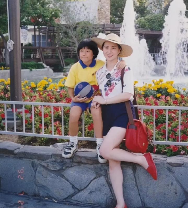 1992年，39岁的林凤娇与10岁的儿子房祖名，在街头拍下了这张合影。

镜头中
