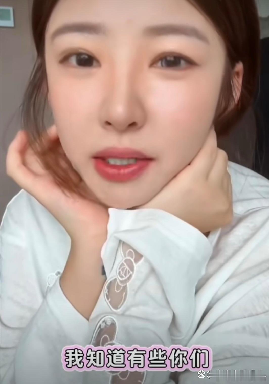 黄一鸣女儿上户口了女儿随她姓叫黄闪闪。她表示自己虽然拿不到生育津贴，但她是一个很