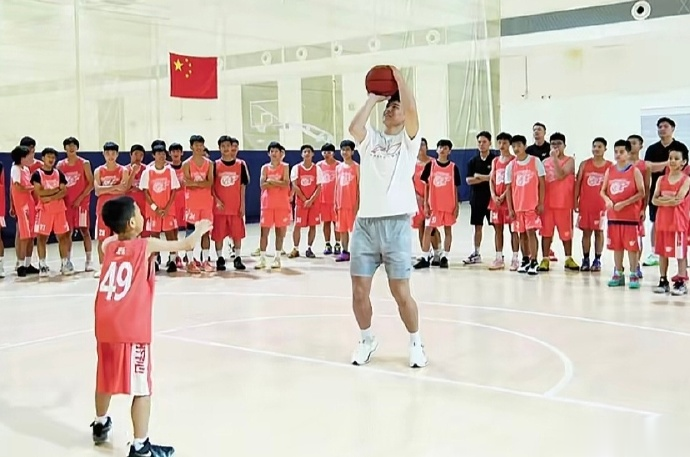 博主：陈家政来到广东男篮夏季特训营，和小学员们交流互动