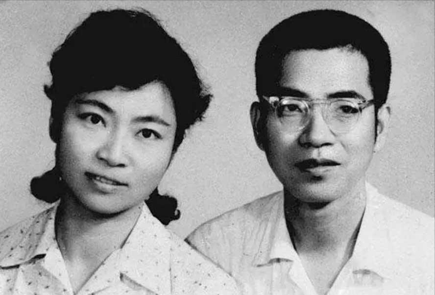 1977年，44岁的陈景润在住院时，喜欢上了27岁的女军医，在向女军医表白时，将