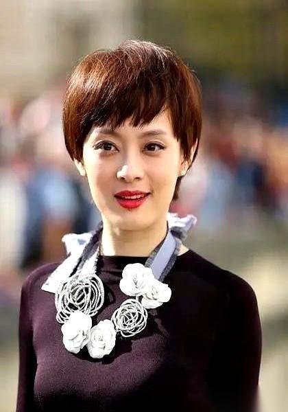 主持人镜头正对着孙俪，一个问题抛出来：“你经纪人，是不是很少在你家吃饭？”
孙俪