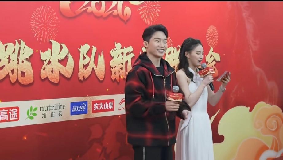 陈芋汐当上了主持人！！

刚刚看到网友分享的视频，看到咱们跳水队也在举行联欢会，