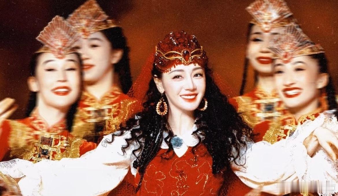 迪丽热巴说酒店不让贴春联因为常年认真拍戏跟组，所以都是在酒店里住着期待明天的春晚