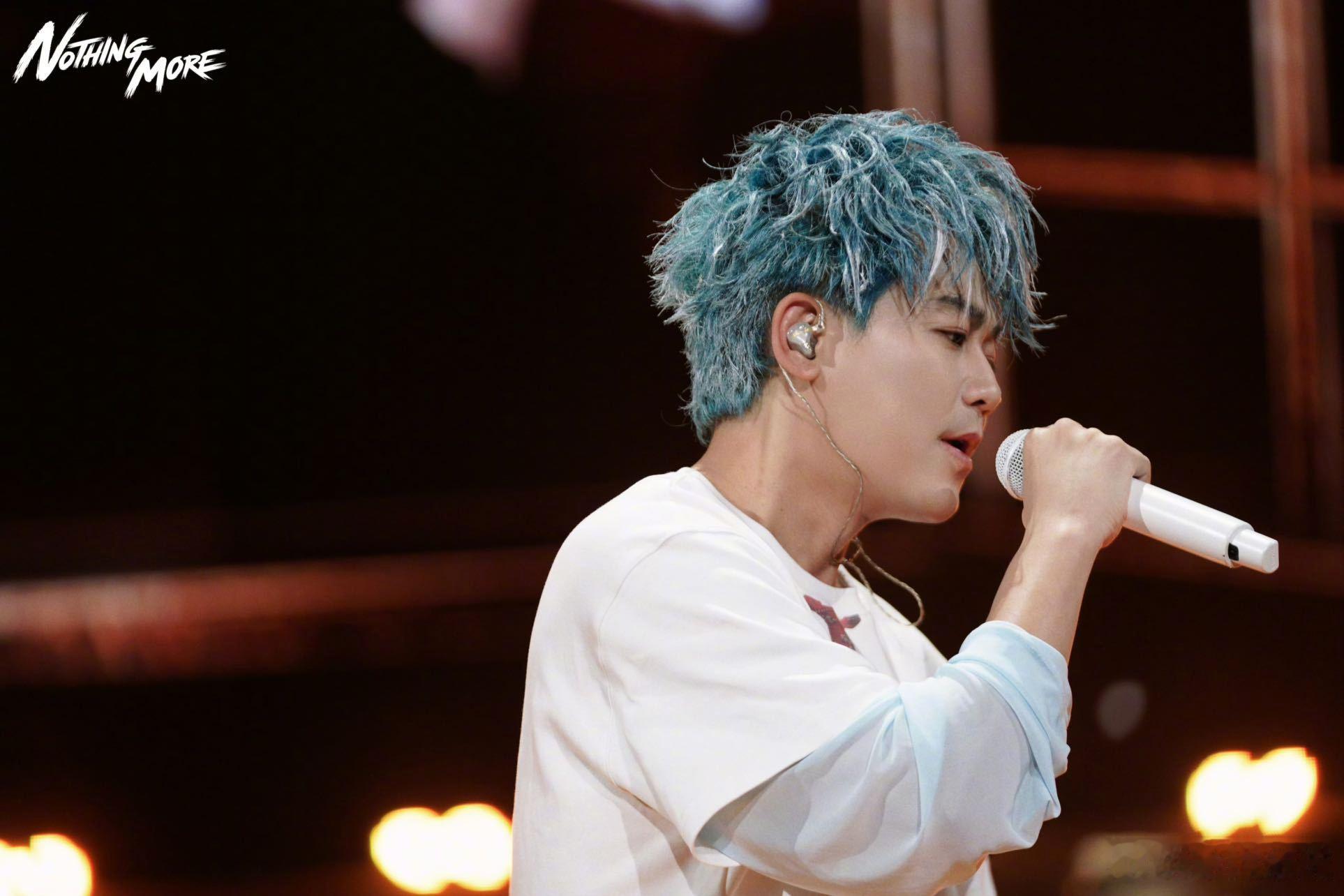 重庆站的苏醒简直太有魅力了！他不仅仅是在唱歌，更是在与每个粉丝心连心互动。今晚的