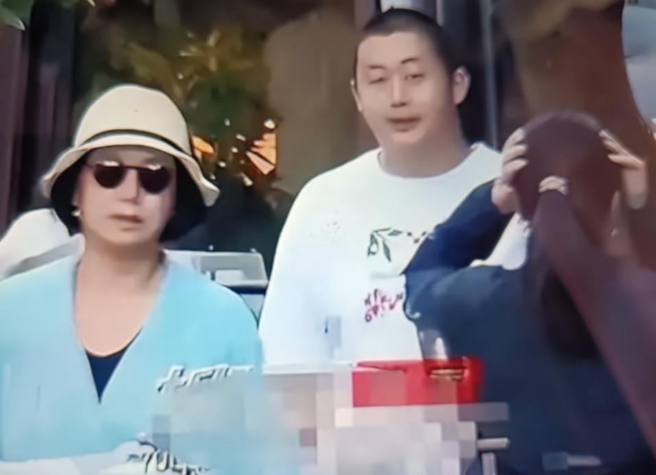 年近六旬的女演员蒋雯丽在伦敦陪儿子读书，她儿子身高一米九，高大帅气。这既不像顾长