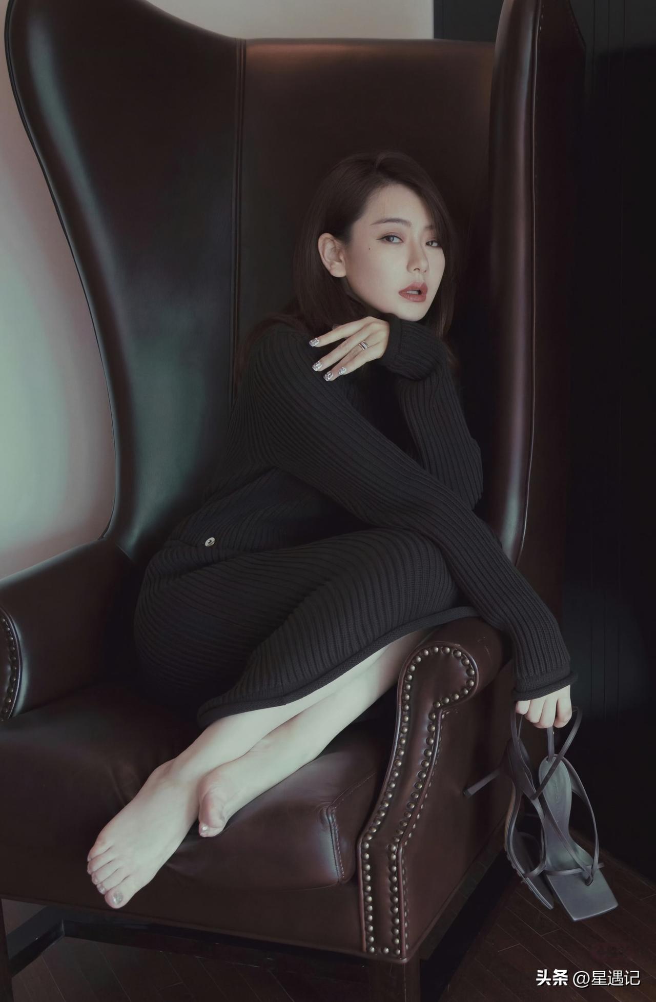 黑裙加身，戚薇的成熟魅力