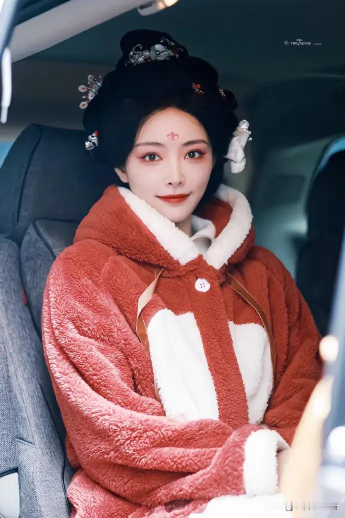 许佳琪新剧《锦月如歌》路透释出，骨相优越，明艳似古代美人。

许佳琪在《锦月如歌