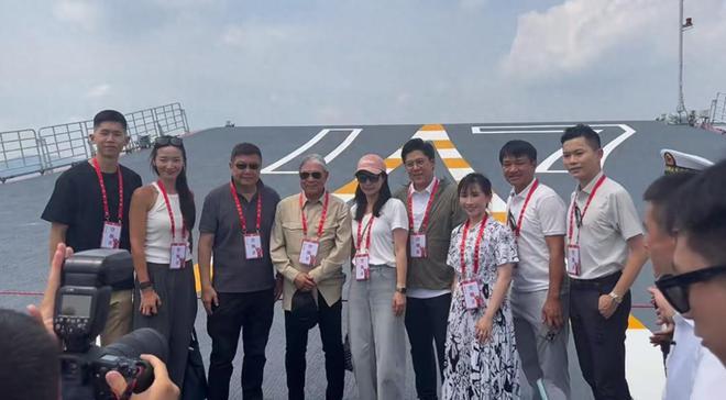 山东舰在港开放参观，霍启刚携妻子郭晶晶参观并与海军战士合影留念。郭晶晶备受尊重，