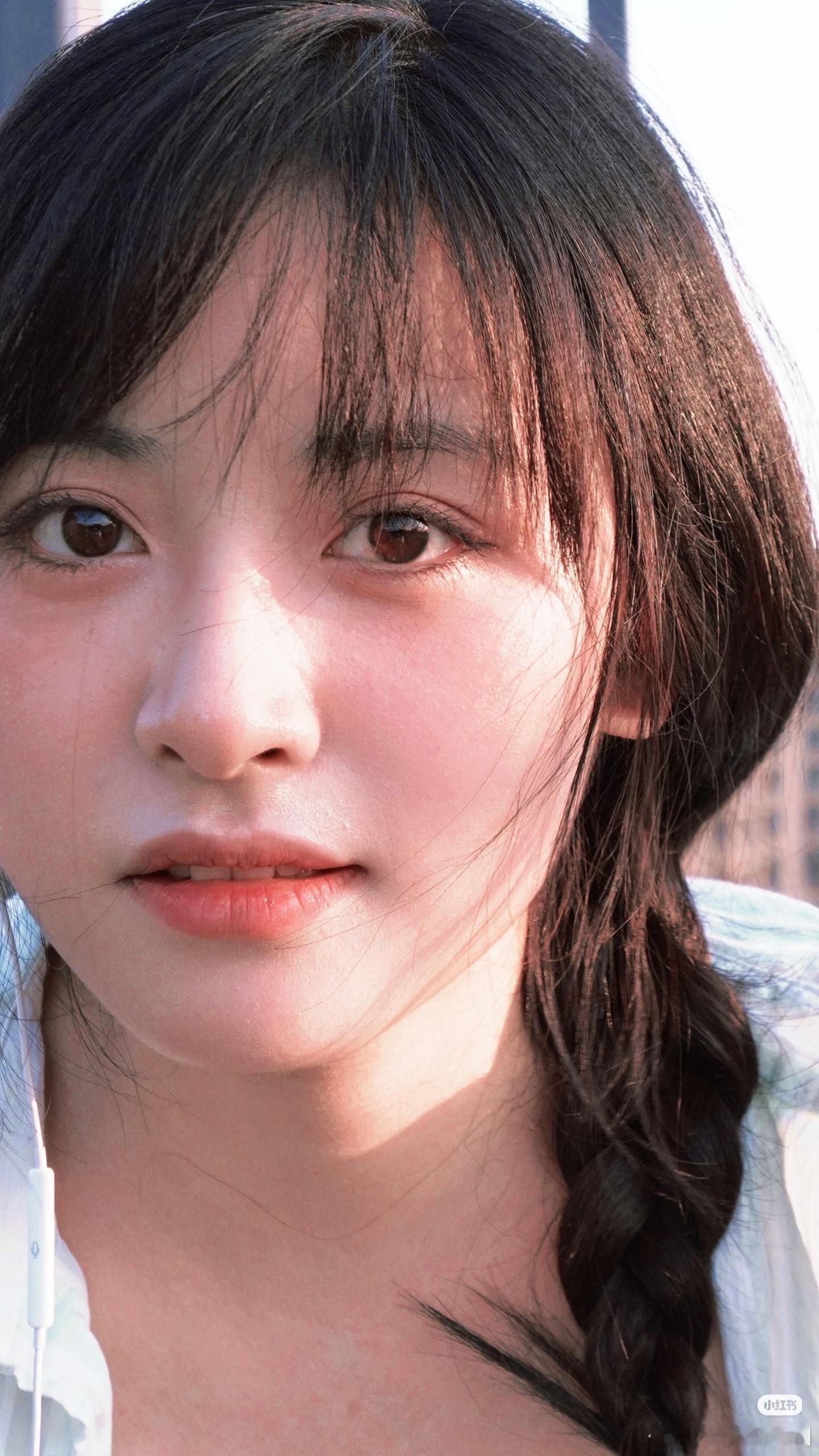 沈月喊村里小朋友去客栈吃烤肠 月儿真的好温柔即便不是节目嘉宾，也贴心给村里小朋友