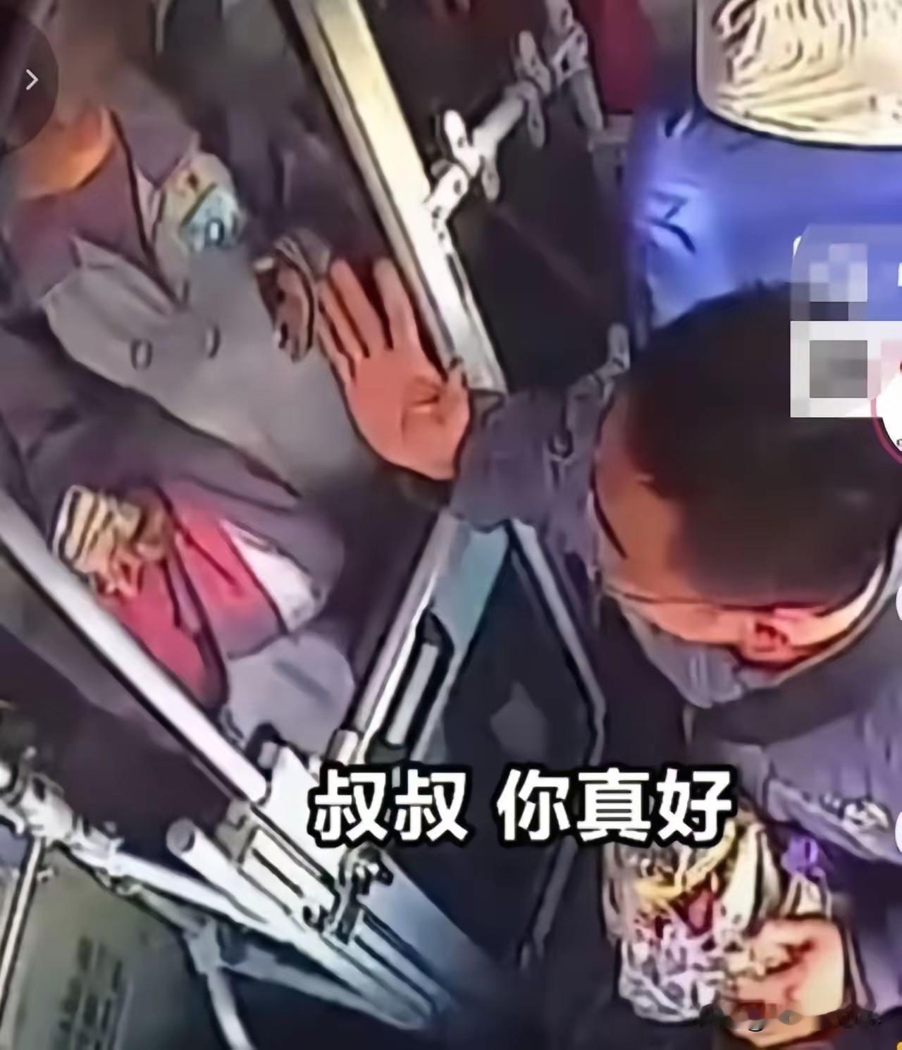 青岛公交上，女孩拿下年级第一，特意找到熟悉的司机叔叔分享这份好成绩。司机牢牢记住