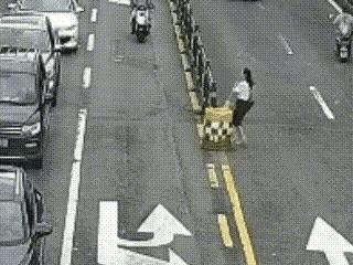 有一句话怎么说的，躲的了初一躲不过初五

      马路有马路的行为准则，只有