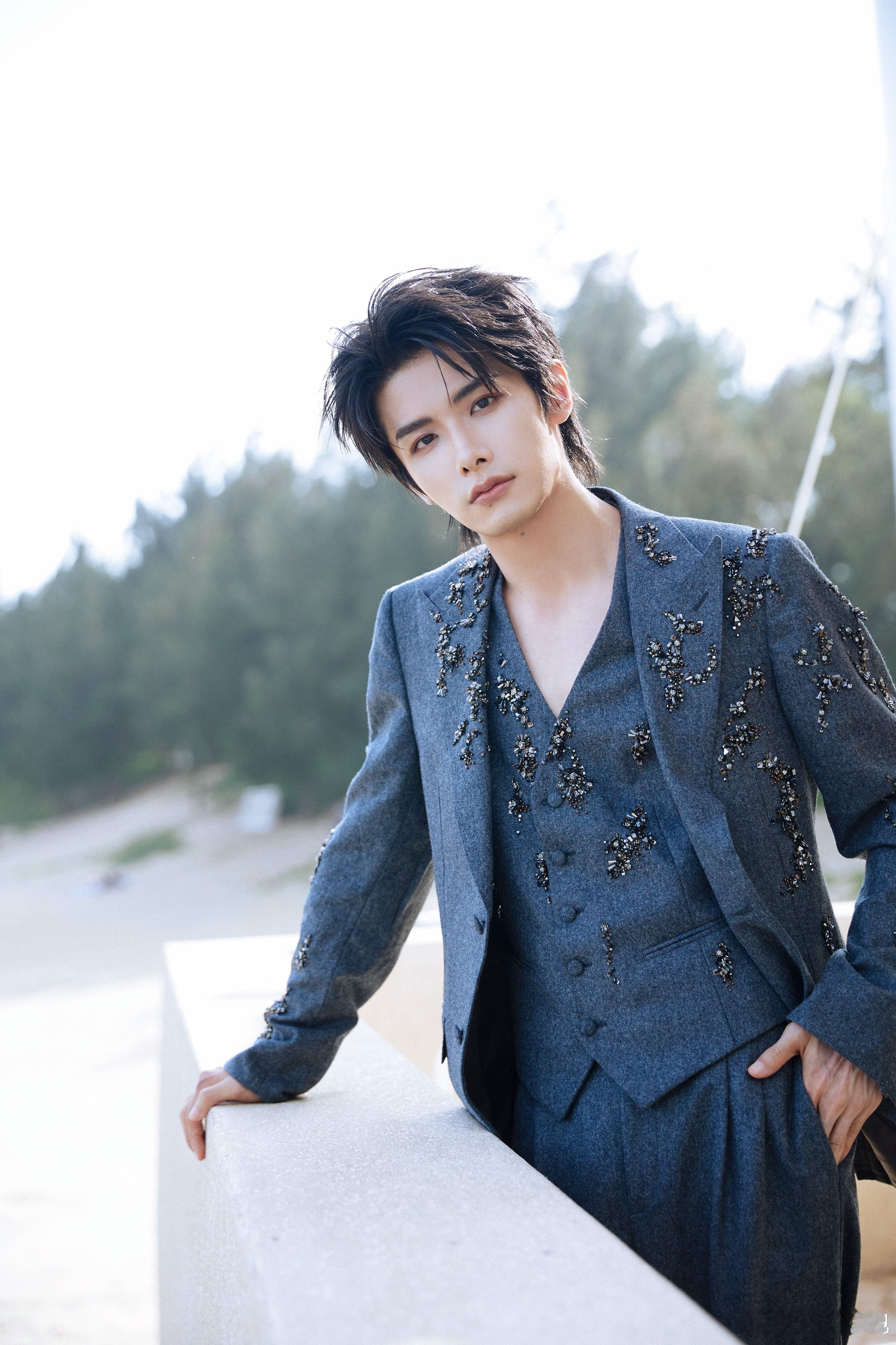 岩风拂映轮廓，碎钻缀意松弛。欢娱影视演员最新写真今日释出！ 