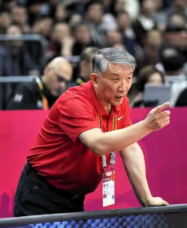 我个人认为，中国女篮的国际比赛，始终是代表的国家，赢球，输球都关呼国家的名誉。很