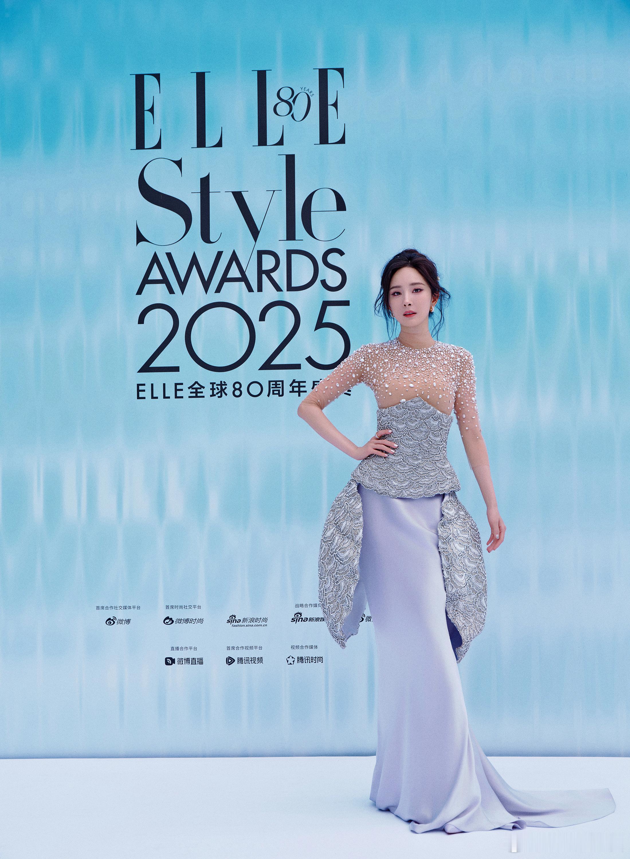 杨幂将出席ELLE风尚大典，她这次穿了一条MISS SOHEE 2025春夏高级