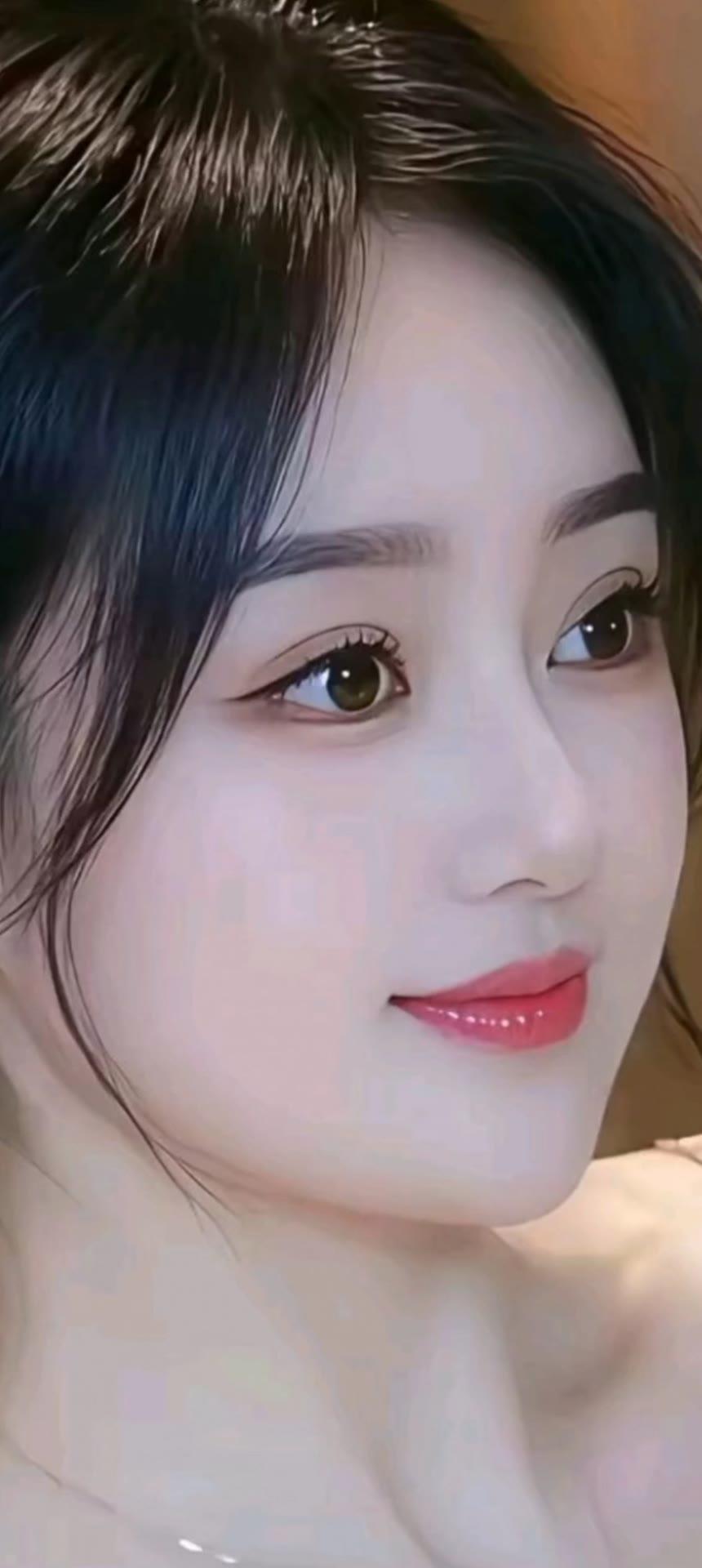 温柔甜美的少女，白皙肌肤，微笑动人