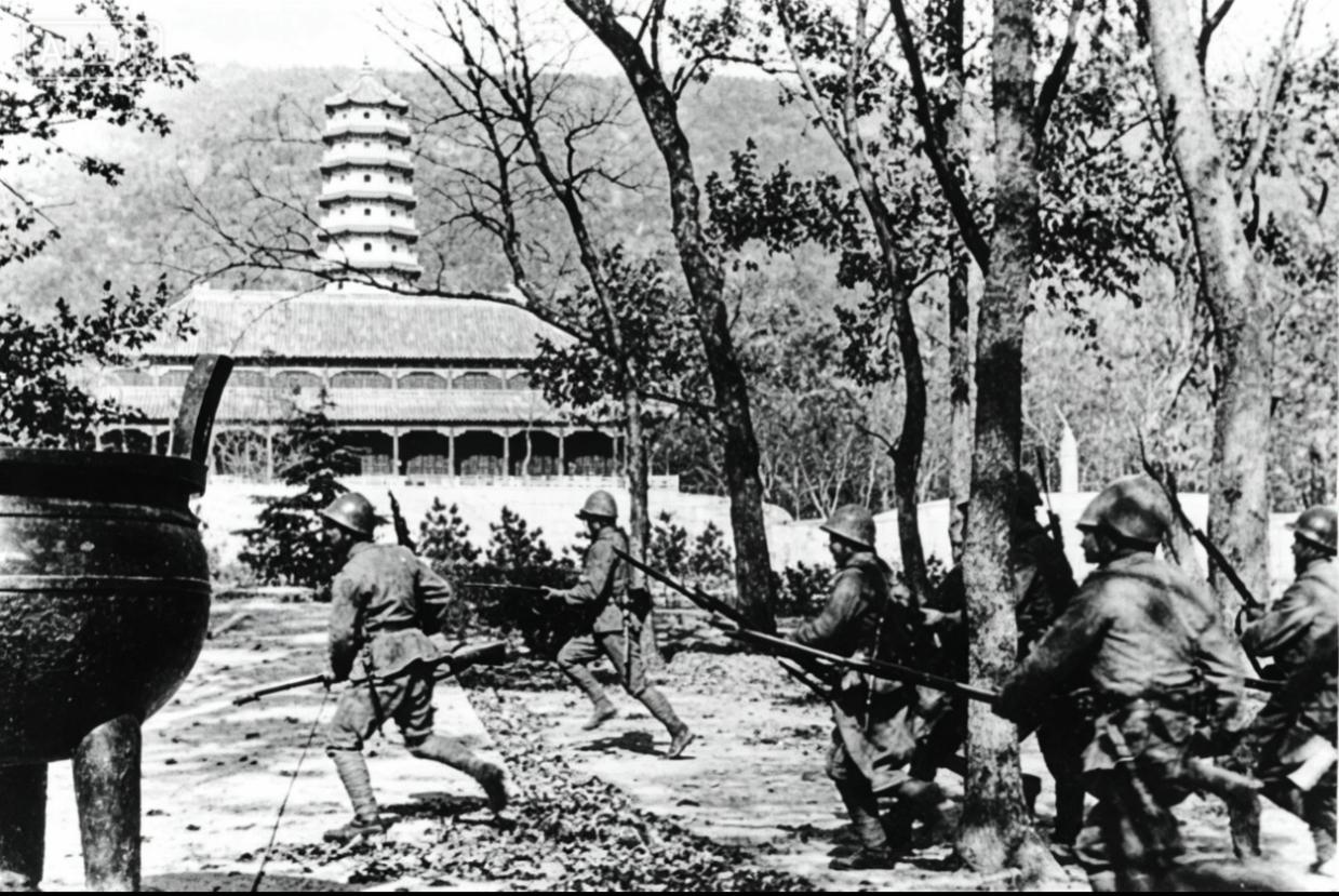 1937年12月，南京沦陷后一群鬼子兵闯进灵谷寺搜寻，扫荡的场景。灵谷寺当时也收