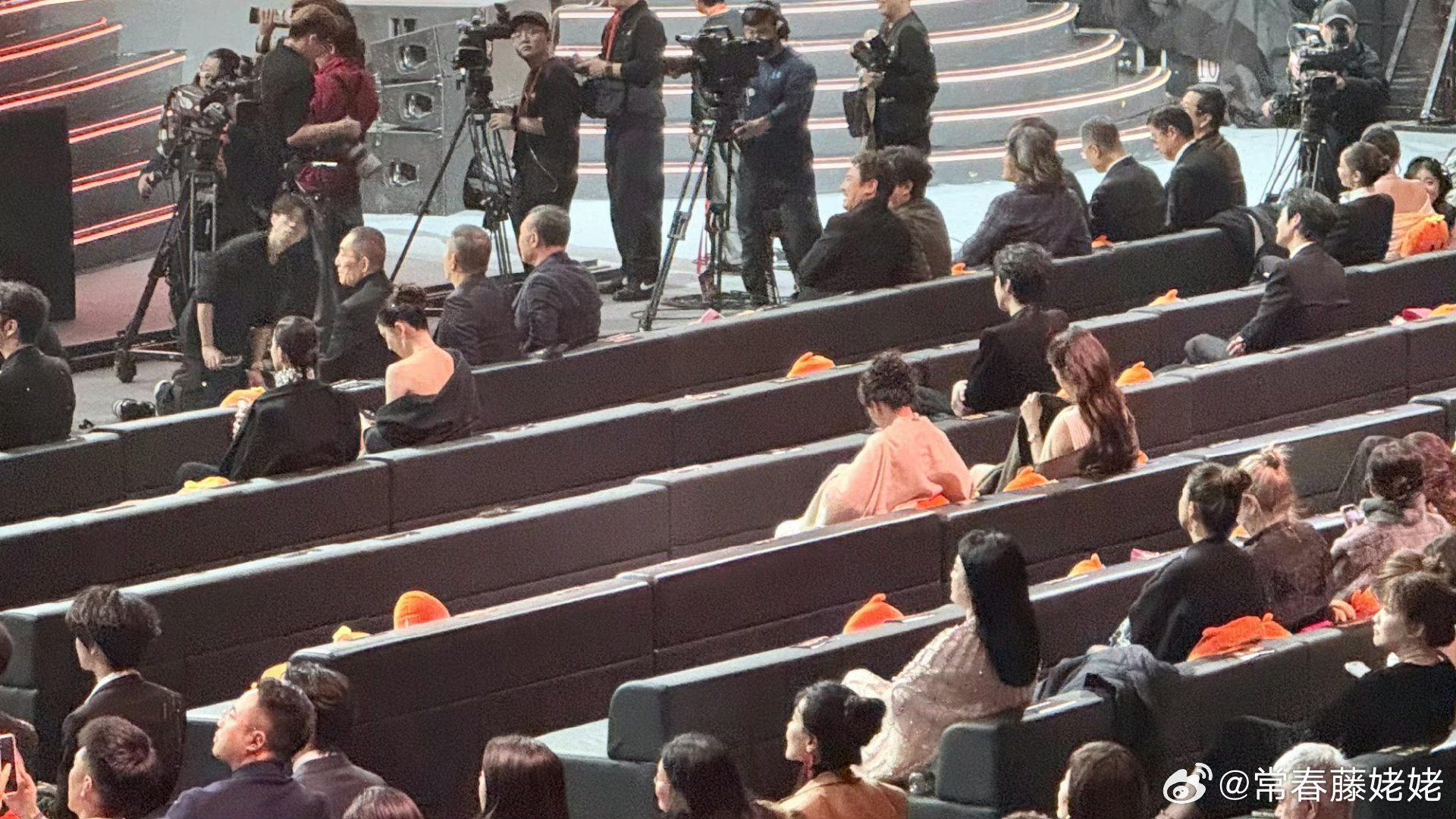 一己之力让微博之夜内场没人坐了，要不我去坐，谁给我买个飞机-！ 