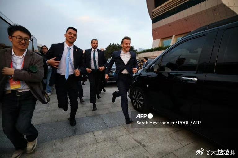 乐不思法的马克龙。 