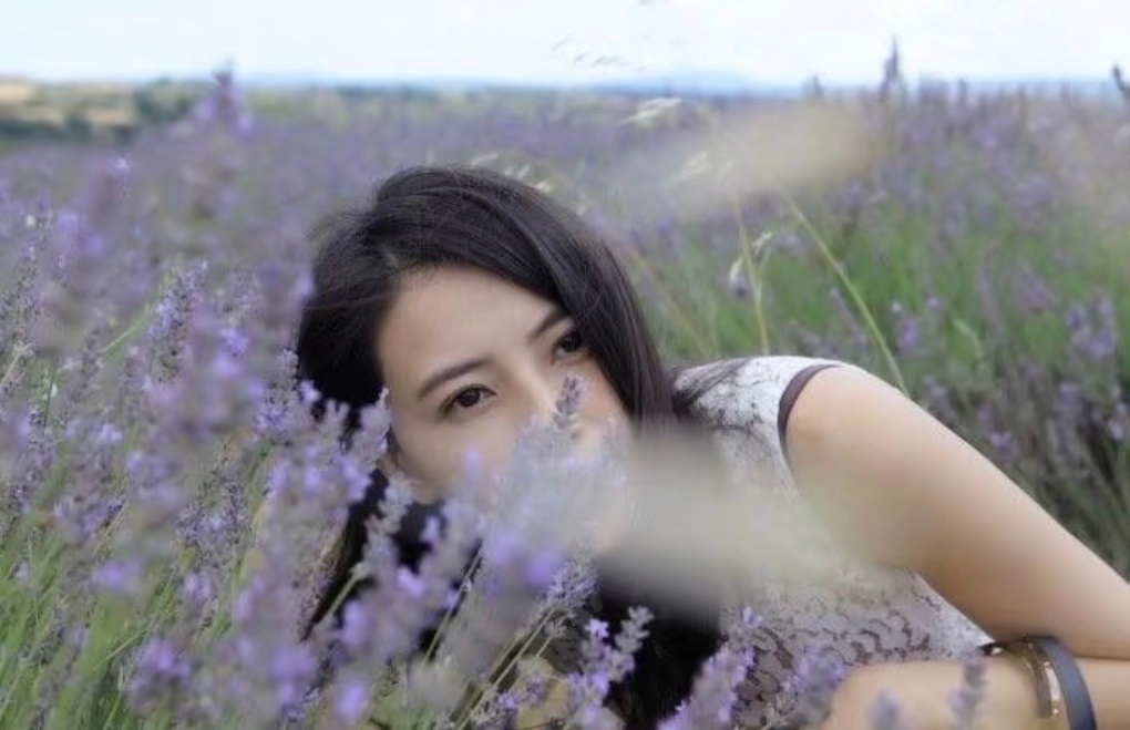 高圆圆自拍你看到了和实际上的高圆圆自拍全靠手搓成片是氛围感花丛女神，幕后姿势出乎